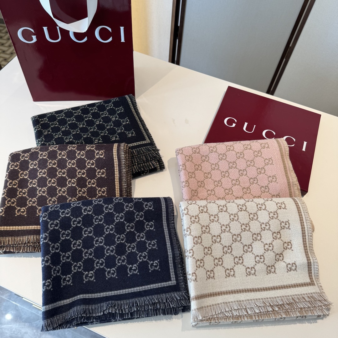 𝐆𝐆风格字母 180*47cm.100%羊毛 饰以经典的 GG 图案，该图案灵感源自最初的 Gucci 