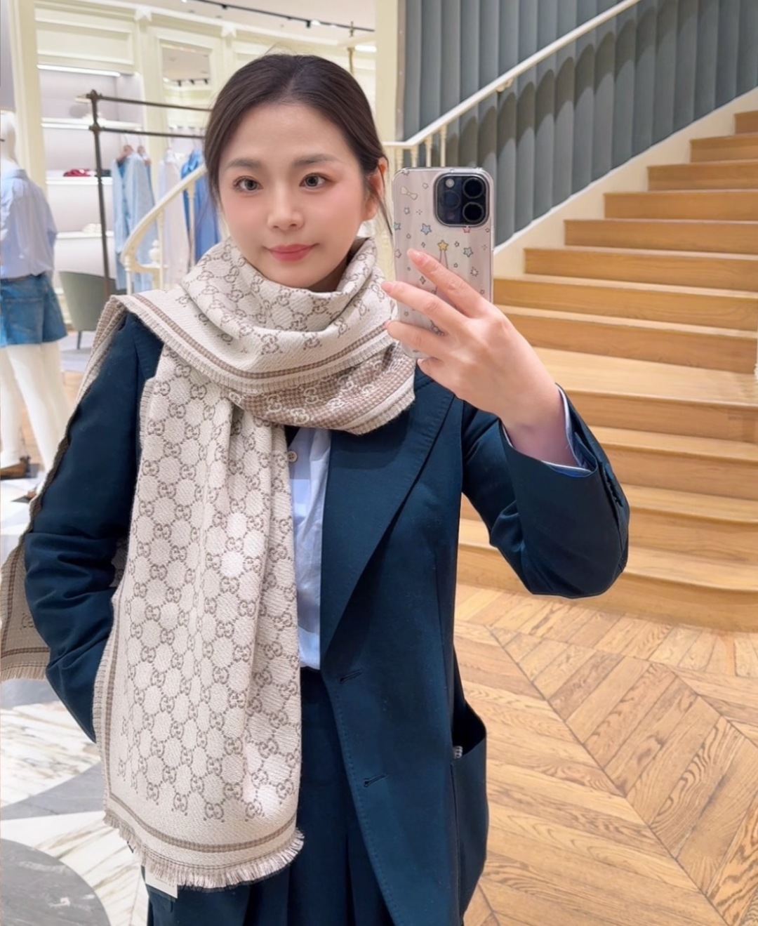 𝐆𝐆风格字母 180*47cm.100%羊毛 饰以经典的 GG 图案，该图案灵感源自最初的 Gucci 