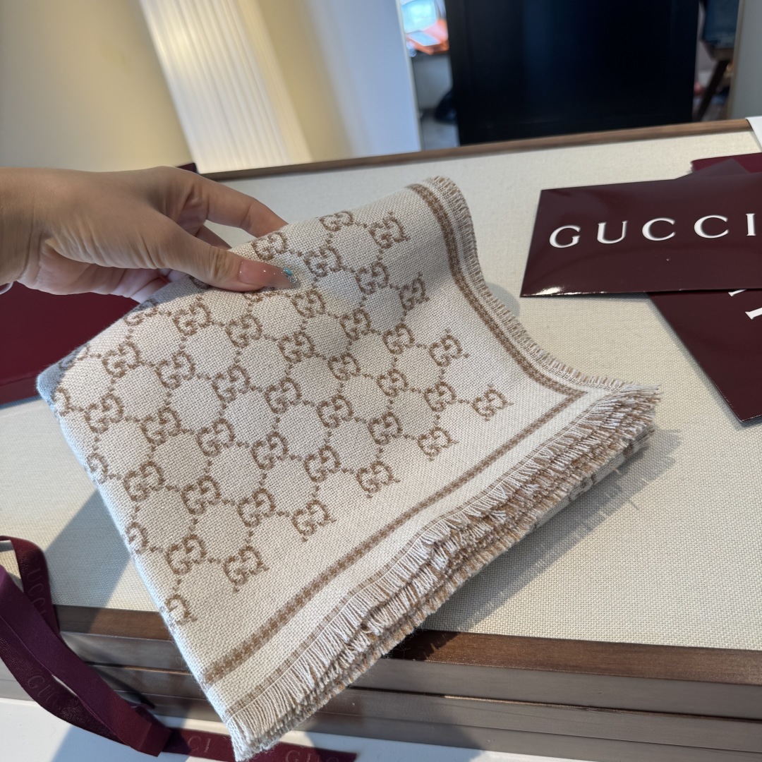 𝐆𝐆风格字母 180*47cm.100%羊毛 饰以经典的 GG 图案，该图案灵感源自最初的 Gucci 