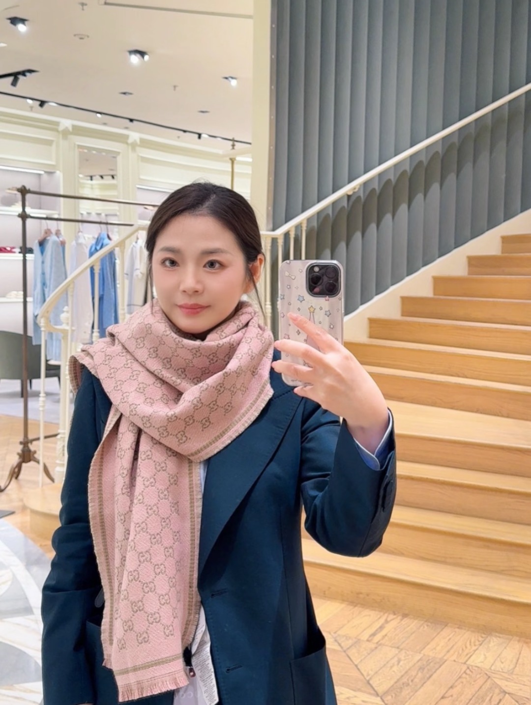 𝐆𝐆风格字母 180*47cm.100%羊毛 饰以经典的 GG 图案，该图案灵感源自最初的 Gucci 