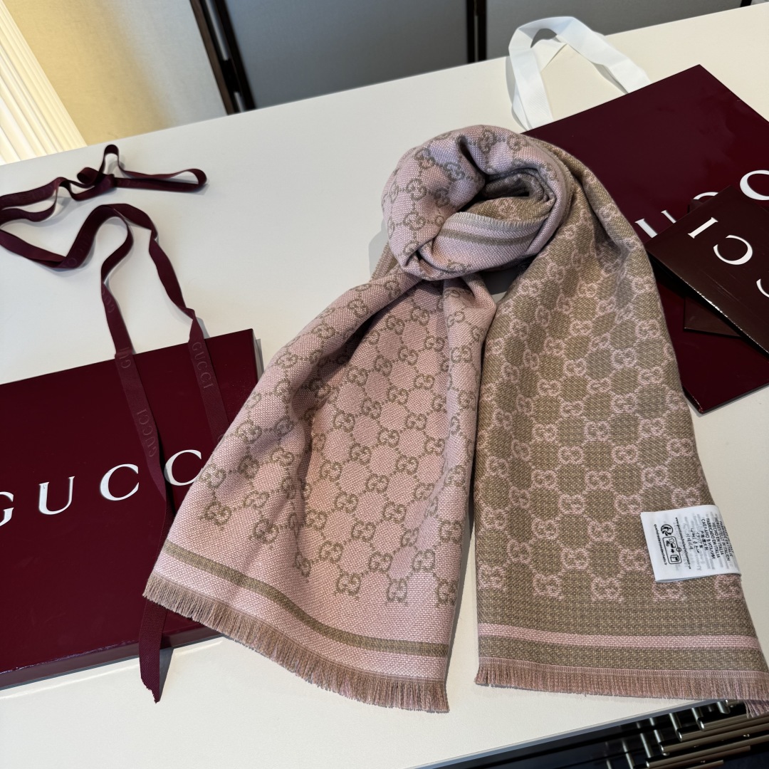 𝐆𝐆风格字母 180*47cm.100%羊毛 饰以经典的 GG 图案，该图案灵感源自最初的 Gucci 