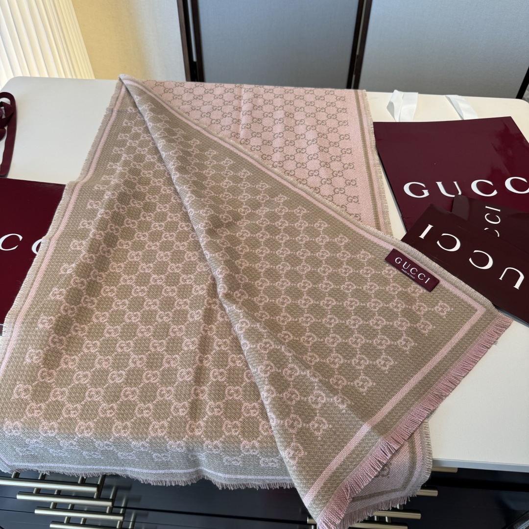 𝐆𝐆风格字母 180*47cm.100%羊毛 饰以经典的 GG 图案，该图案灵感源自最初的 Gucci 