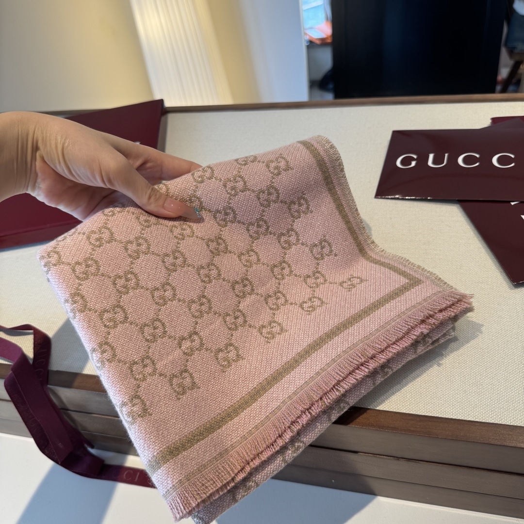 𝐆𝐆风格字母 180*47cm.100%羊毛 饰以经典的 GG 图案，该图案灵感源自最初的 Gucci 
