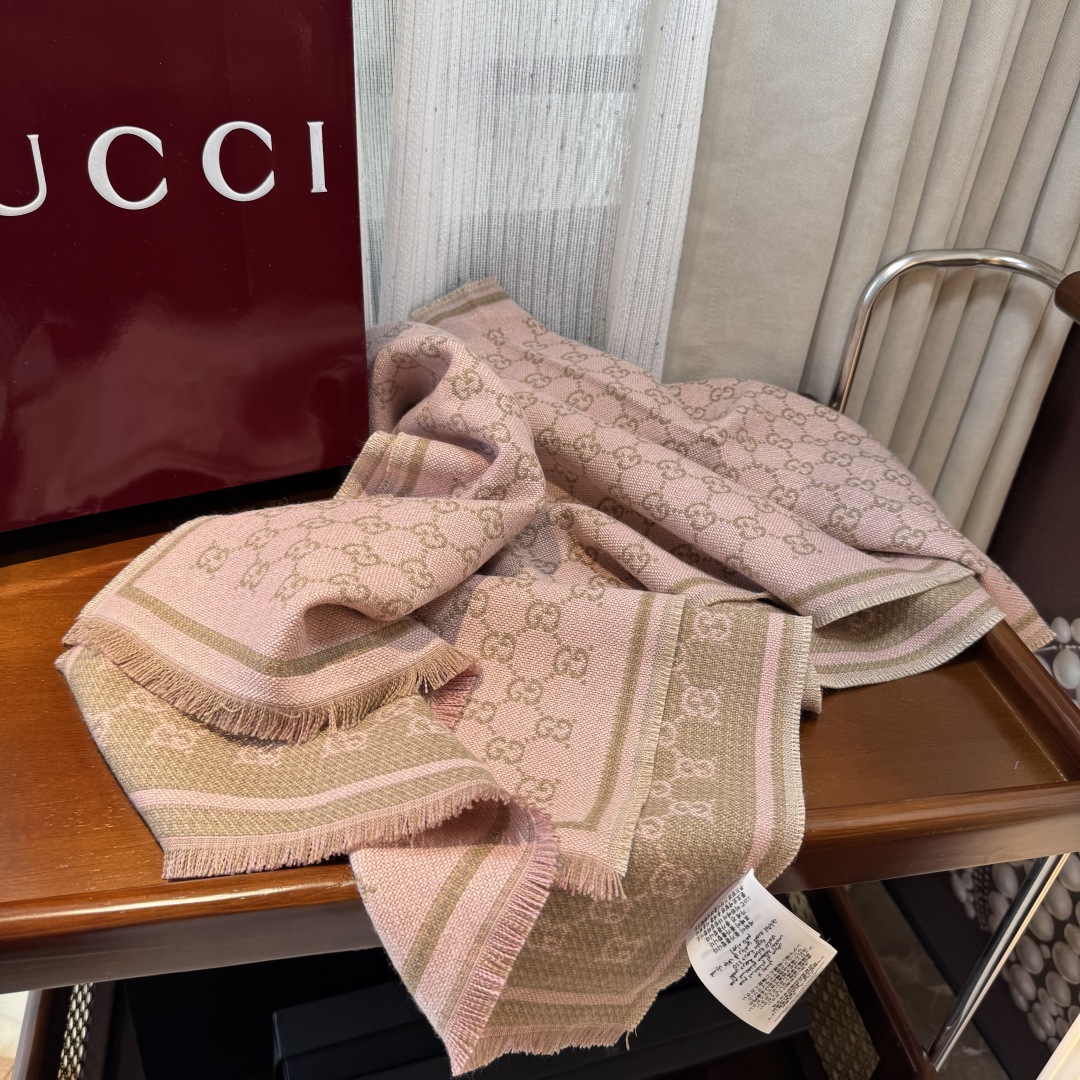 𝐆𝐆风格字母 180*47cm.100%羊毛 饰以经典的 GG 图案，该图案灵感源自最初的 Gucci 