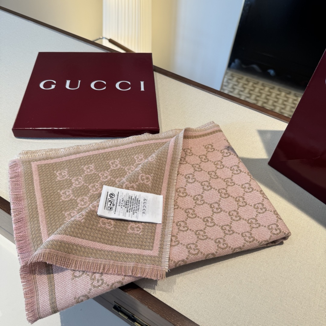 𝐆𝐆风格字母 180*47cm.100%羊毛 饰以经典的 GG 图案，该图案灵感源自最初的 Gucci 