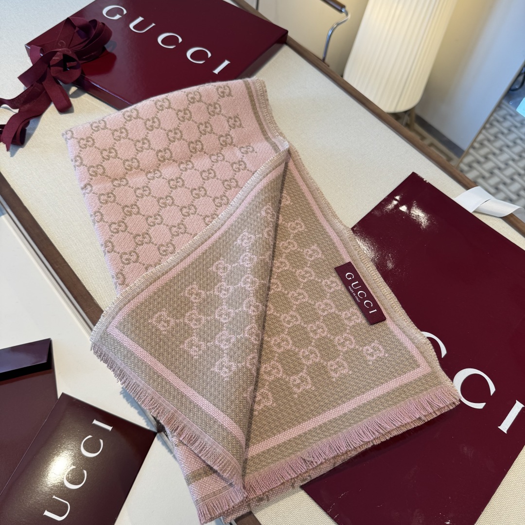 𝐆𝐆风格字母 180*47cm.100%羊毛 饰以经典的 GG 图案，该图案灵感源自最初的 Gucci 