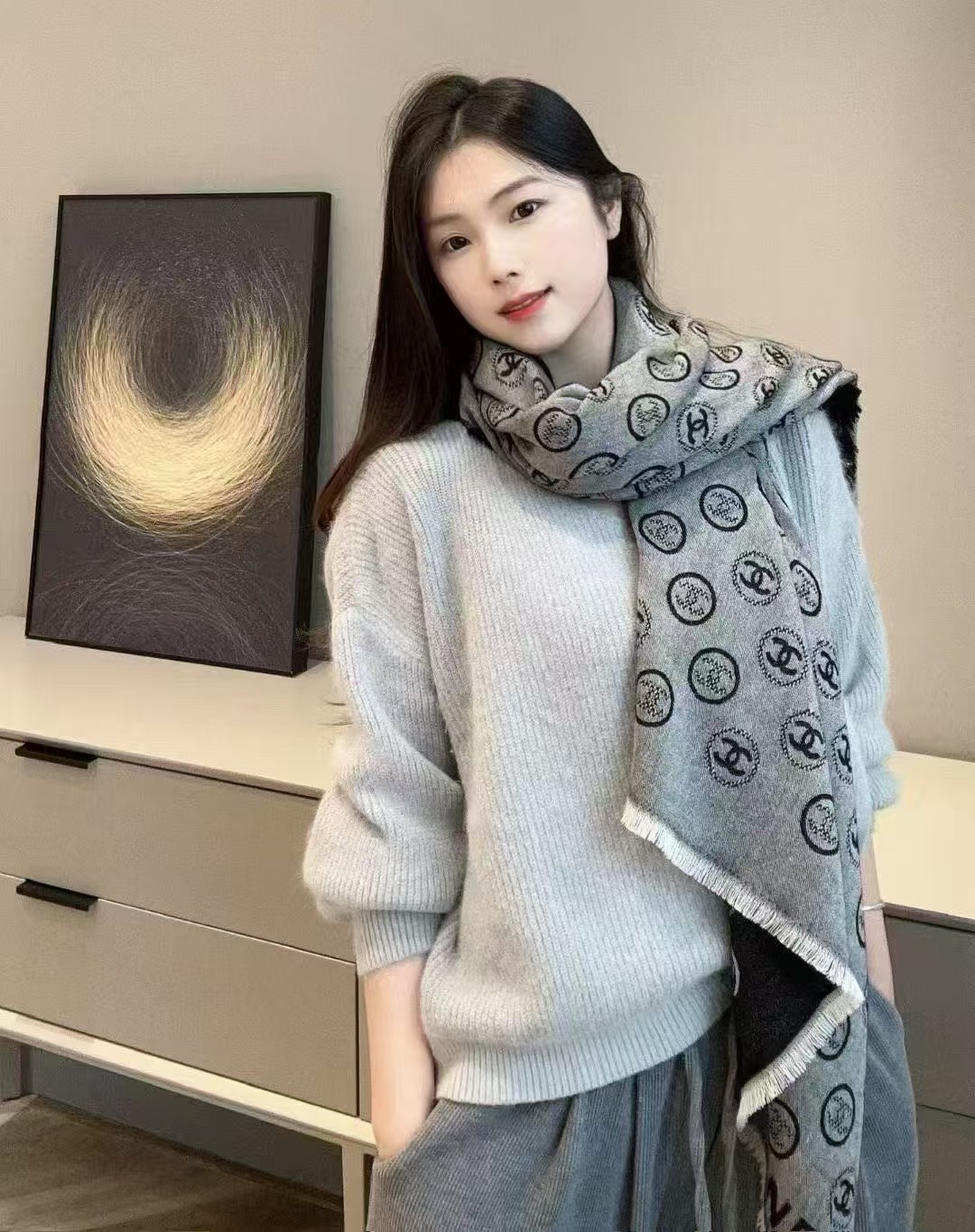 Chanel香家 高级舒适时髦气质，相信我的就收吧！香奈儿这款触动内心的柔美围巾，围巾配有双C光影下非常