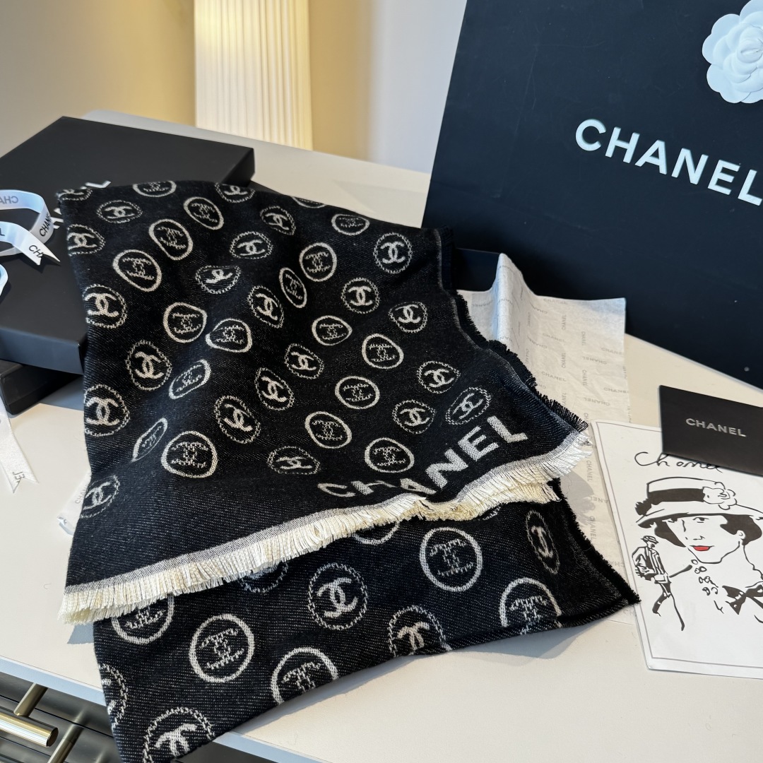 Chanel香家 高级舒适时髦气质，相信我的就收吧！香奈儿这款触动内心的柔美围巾，围巾配有双C光影下非常