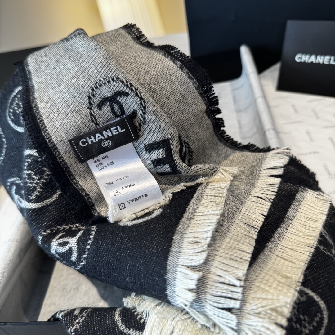 Chanel香家 高级舒适时髦气质，相信我的就收吧！香奈儿这款触动内心的柔美围巾，围巾配有双C光影下非常