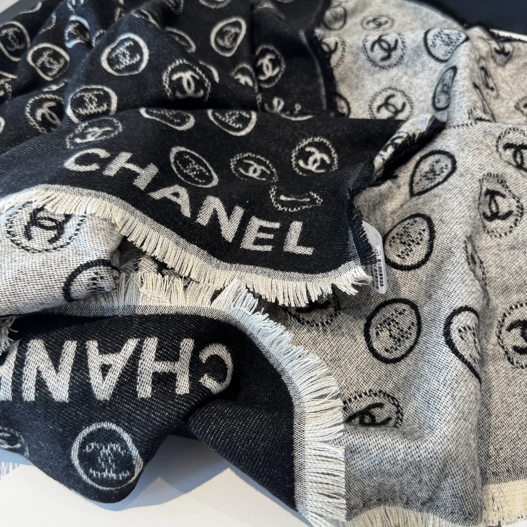 Chanel香家 高级舒适时髦气质，相信我的就收吧！香奈儿这款触动内心的柔美围巾，围巾配有双C光影下非常