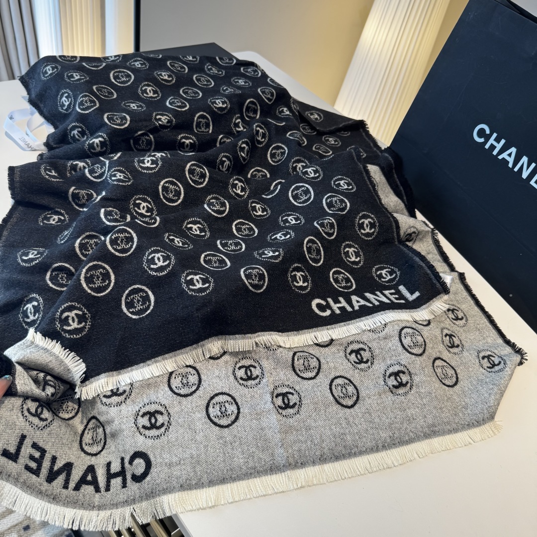 Chanel香家 高级舒适时髦气质，相信我的就收吧！香奈儿这款触动内心的柔美围巾，围巾配有双C光影下非常