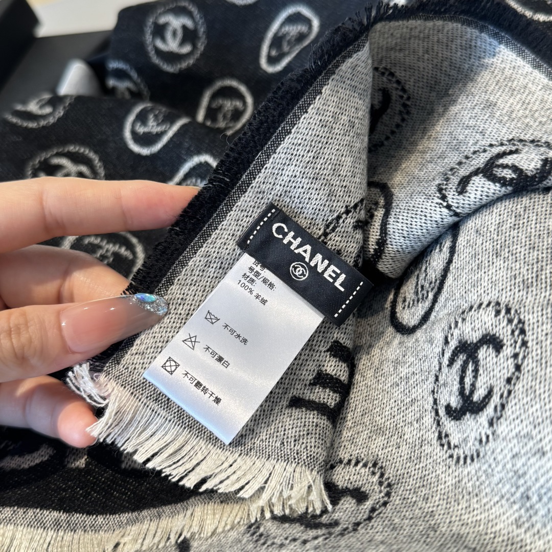 Chanel香家 高级舒适时髦气质，相信我的就收吧！香奈儿这款触动内心的柔美围巾，围巾配有双C光影下非常