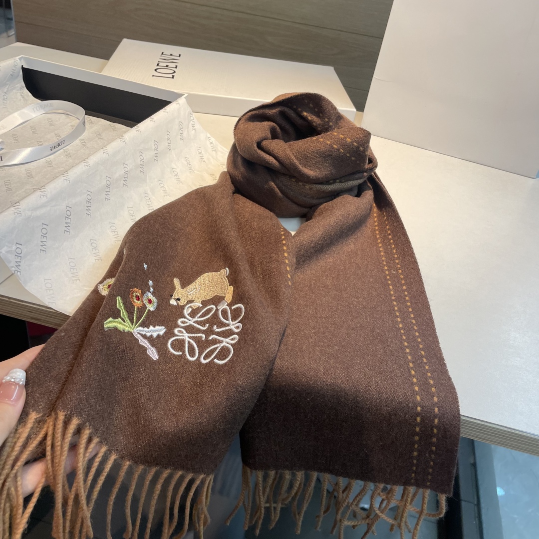 上新！Loewe · 罗意威️新款披肩围巾。难得一见的温柔配色，低调又不失优雅❗️重点推荐❗️loewe