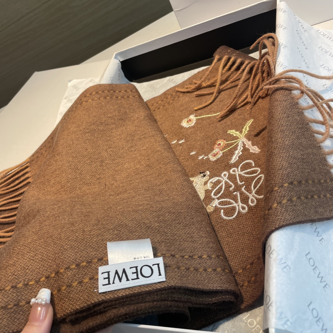 上新！Loewe · 罗意威️新款披肩围巾。难得一见的温柔配色，低调又不失优雅❗️重点推荐❗️loewe