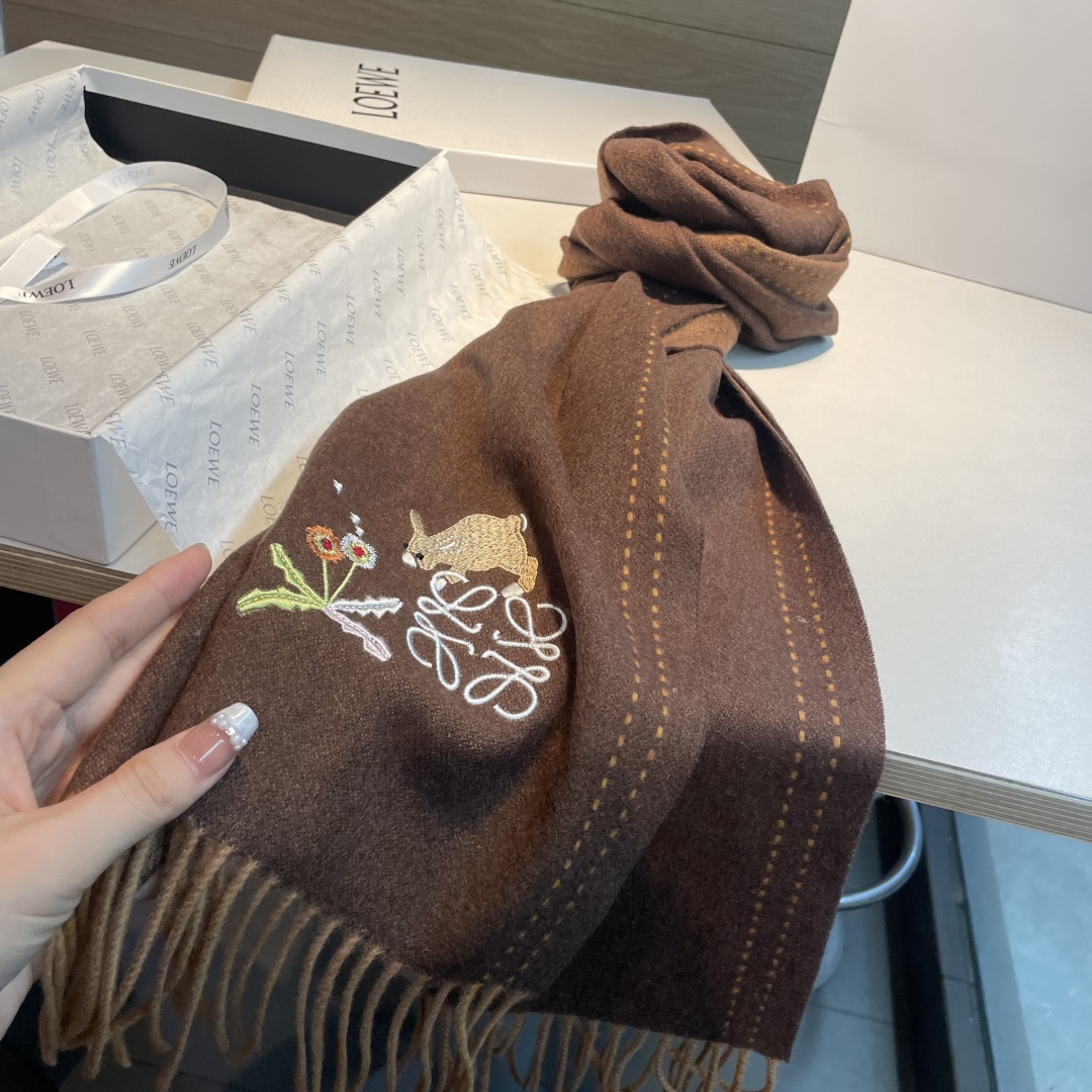 上新！Loewe · 罗意威️新款披肩围巾。难得一见的温柔配色，低调又不失优雅❗️重点推荐❗️loewe