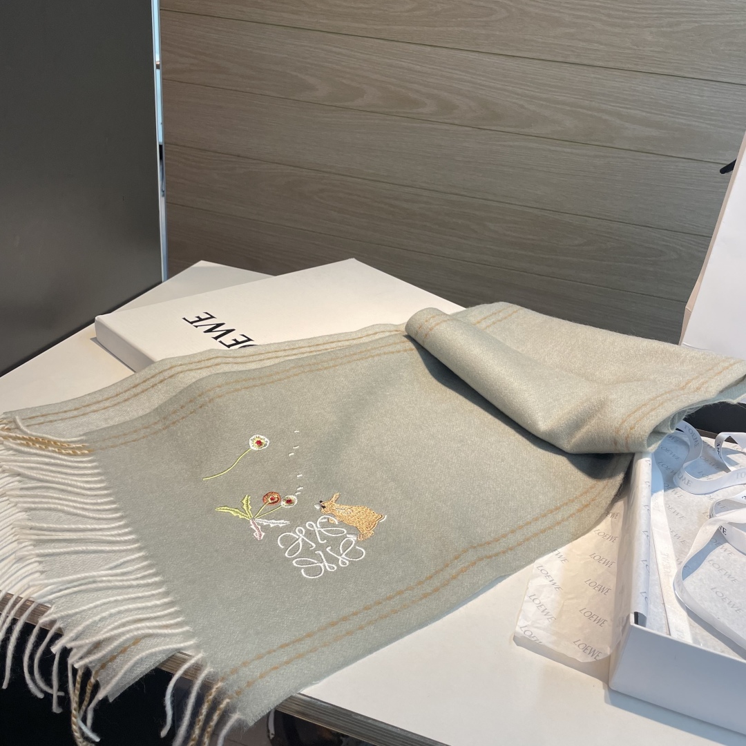 上新！Loewe · 罗意威️新款披肩围巾。难得一见的温柔配色，低调又不失优雅❗️重点推荐❗️loewe