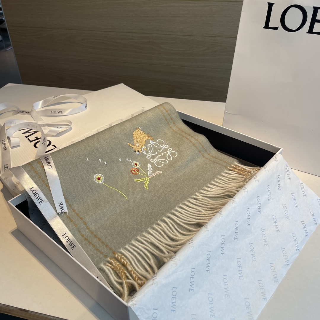上新！Loewe · 罗意威️新款披肩围巾。难得一见的温柔配色，低调又不失优雅❗️重点推荐❗️loewe