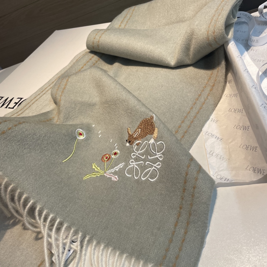 上新！Loewe · 罗意威️新款披肩围巾。难得一见的温柔配色，低调又不失优雅❗️重点推荐❗️loewe