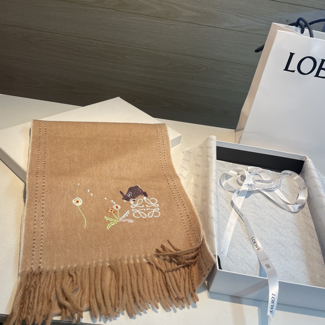 上新！Loewe · 罗意威️新款披肩围巾。难得一见的温柔配色，低调又不失优雅❗️重点推荐❗️loewe