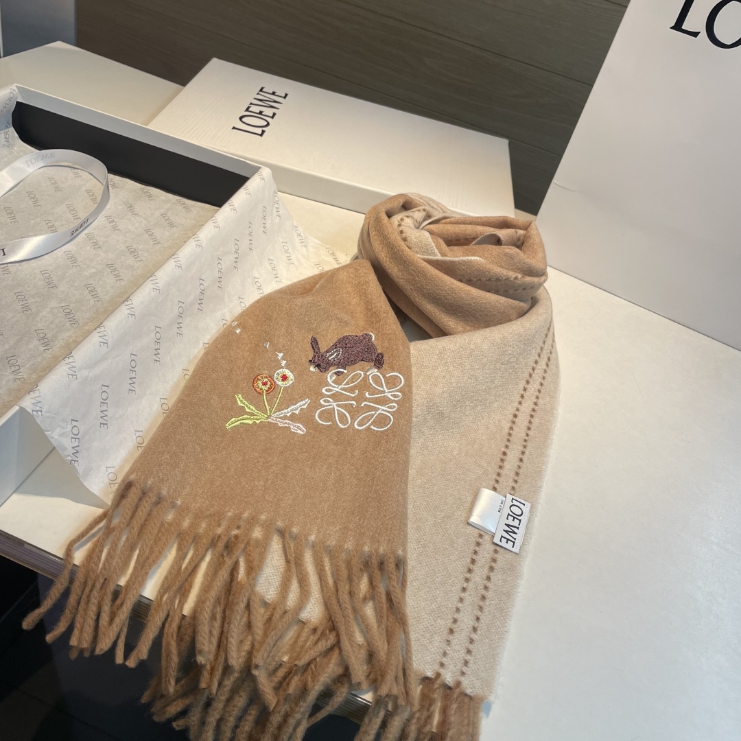 上新！Loewe · 罗意威️新款披肩围巾。难得一见的温柔配色，低调又不失优雅❗️重点推荐❗️loewe