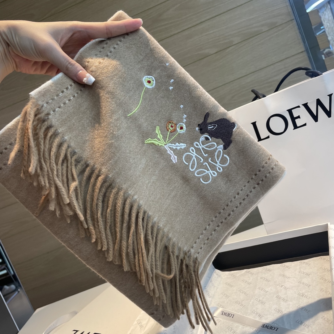 上新！Loewe · 罗意威️新款披肩围巾。难得一见的温柔配色，低调又不失优雅❗️重点推荐❗️loewe