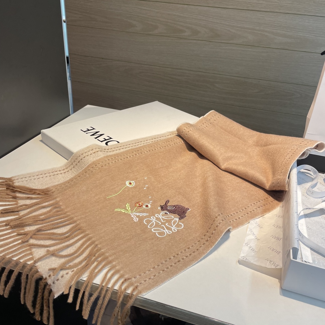 上新！Loewe · 罗意威️新款披肩围巾。难得一见的温柔配色，低调又不失优雅❗️重点推荐❗️loewe