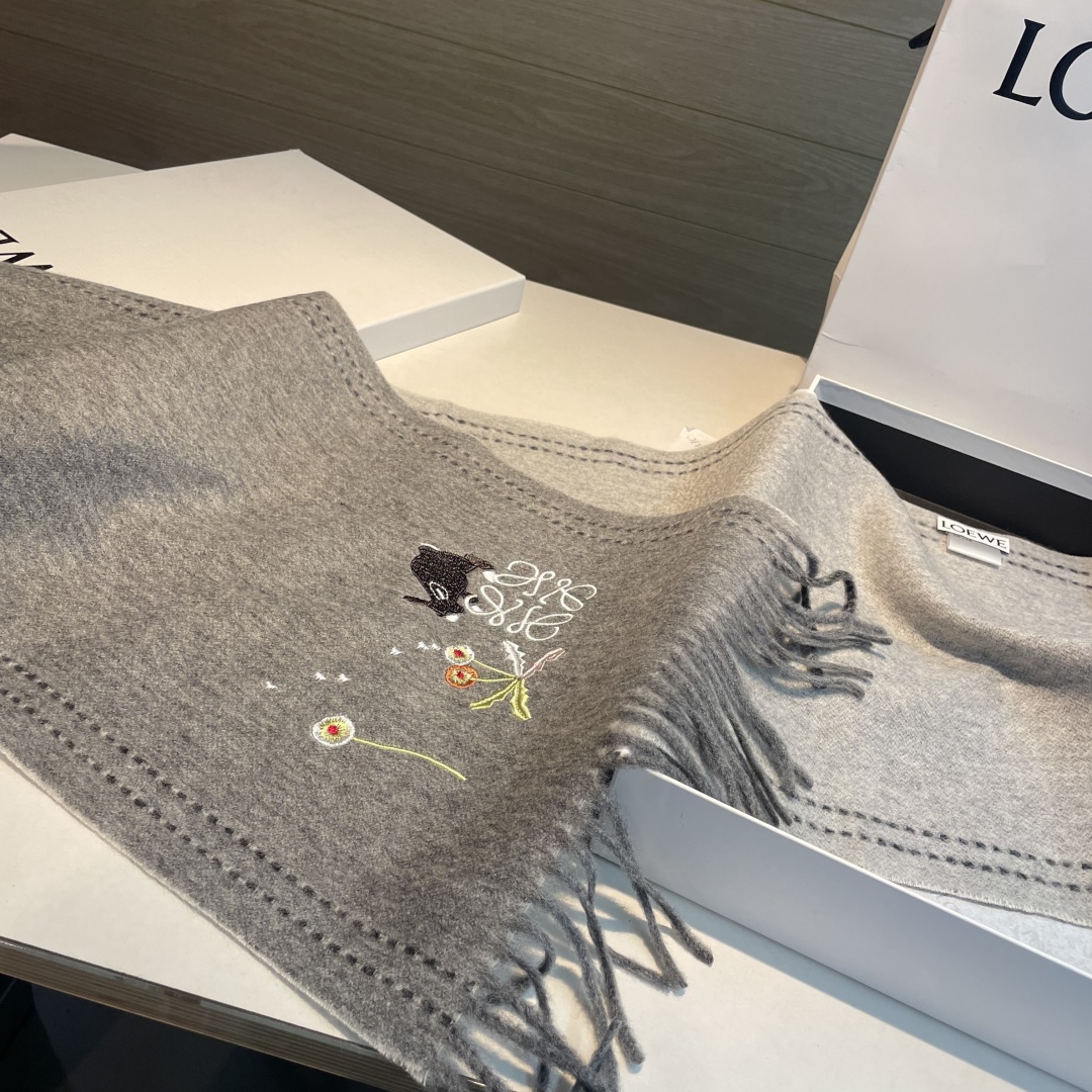 上新！Loewe · 罗意威️新款披肩围巾。难得一见的温柔配色，低调又不失优雅❗️重点推荐❗️loewe