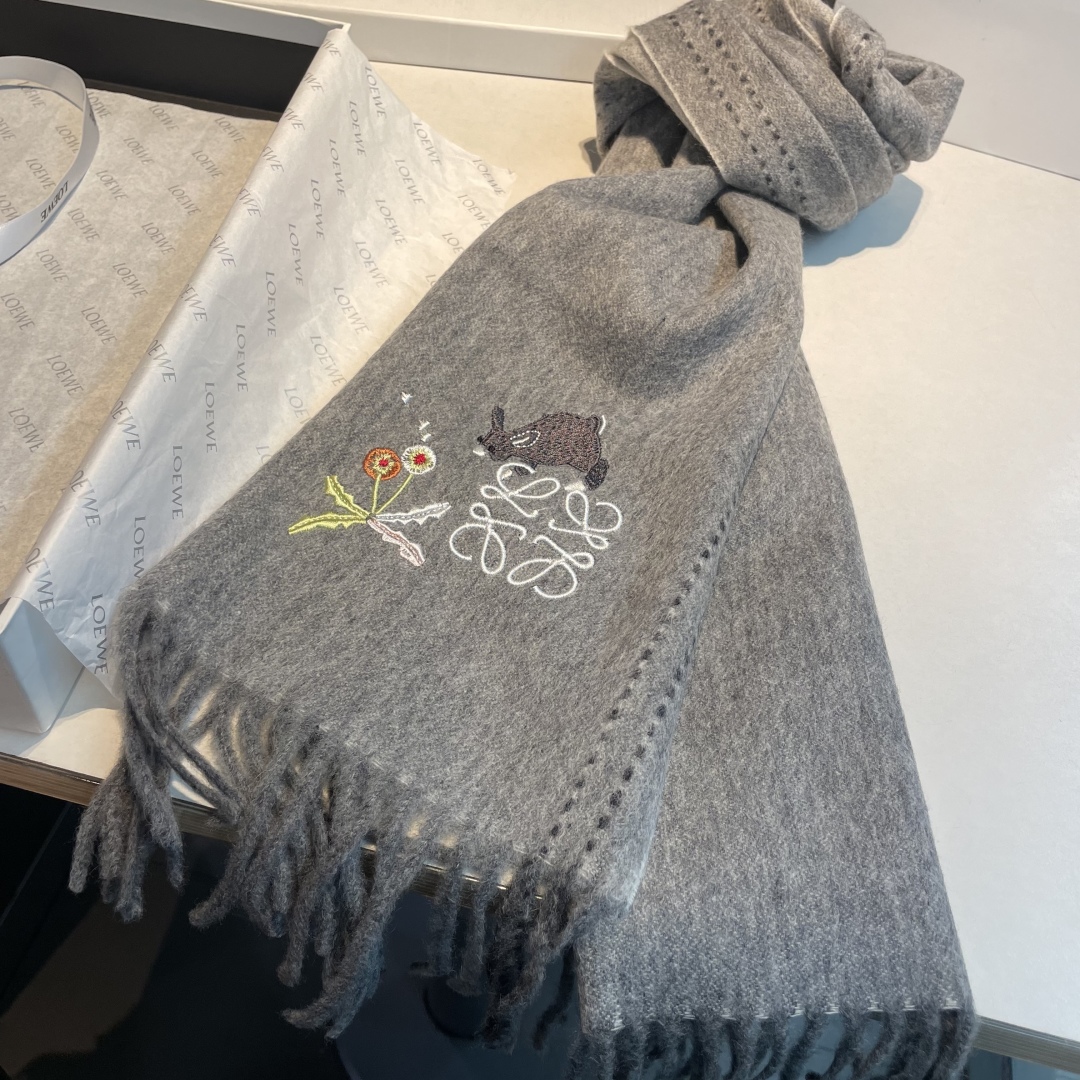 上新！Loewe · 罗意威️新款披肩围巾。难得一见的温柔配色，低调又不失优雅❗️重点推荐❗️loewe