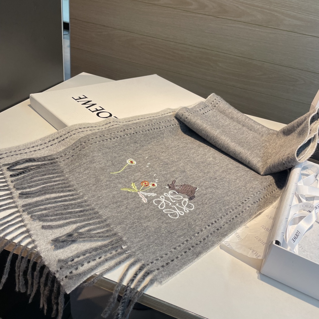 上新！Loewe · 罗意威️新款披肩围巾。难得一见的温柔配色，低调又不失优雅❗️重点推荐❗️loewe