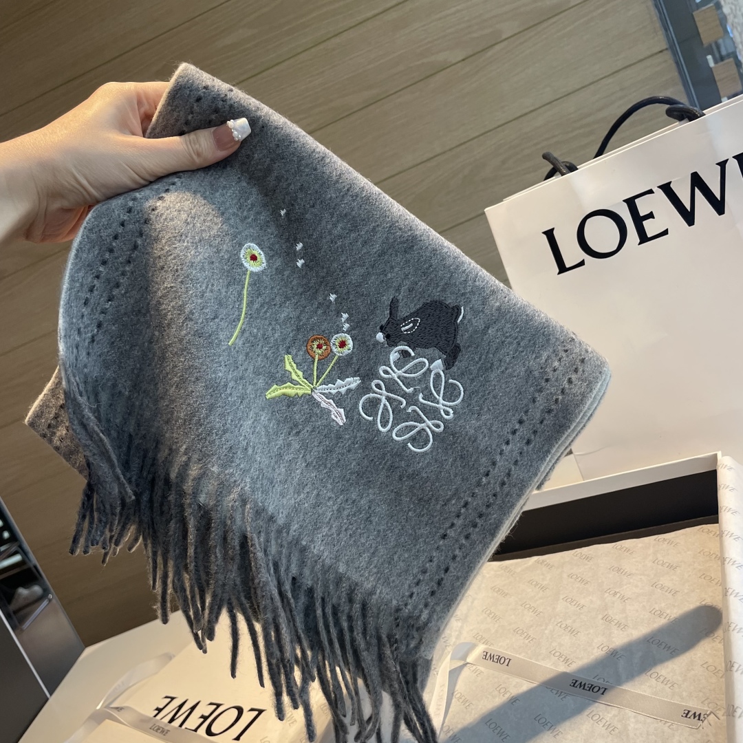 上新！Loewe · 罗意威️新款披肩围巾。难得一见的温柔配色，低调又不失优雅❗️重点推荐❗️loewe