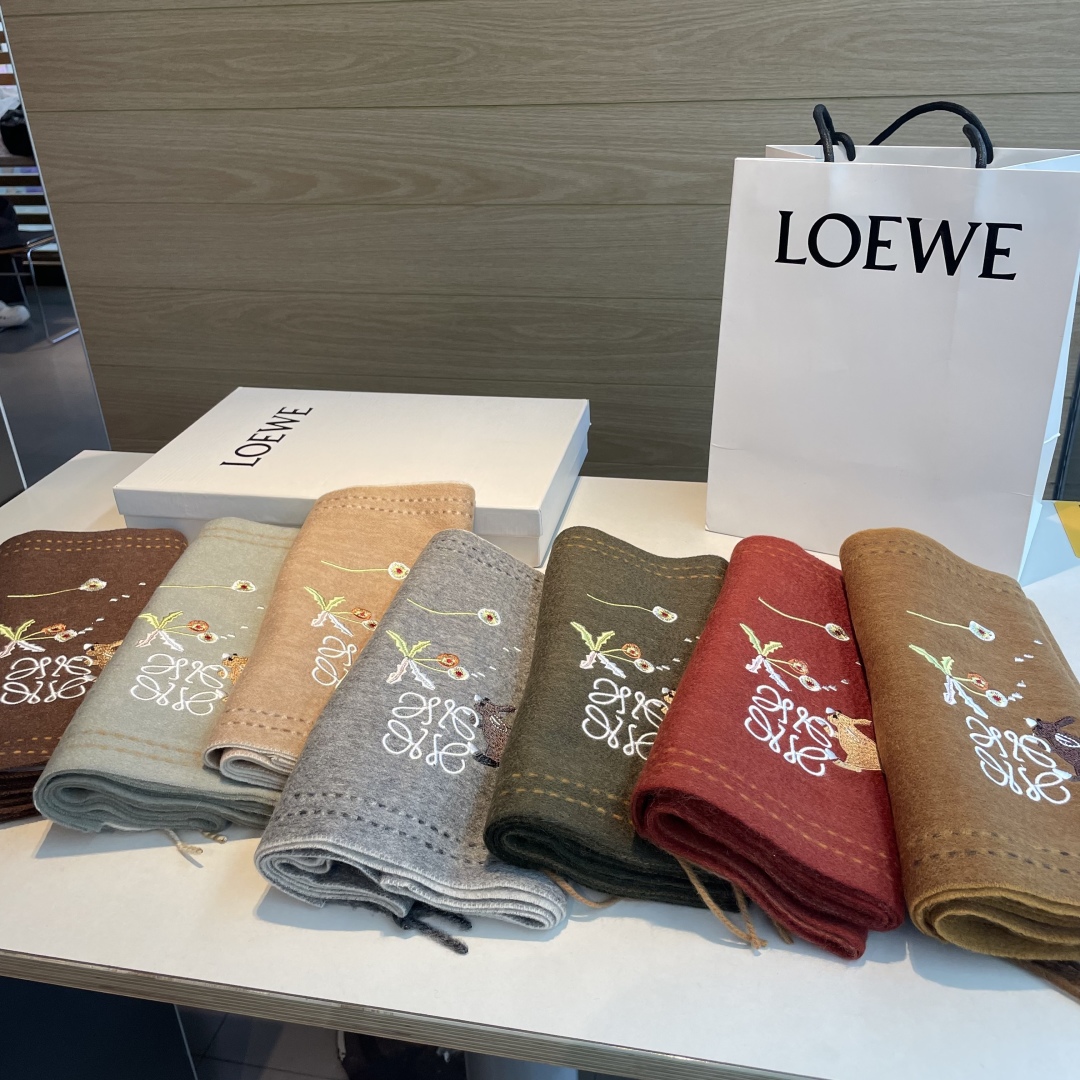 上新！Loewe · 罗意威️新款披肩围巾。难得一见的温柔配色，低调又不失优雅❗️重点推荐❗️loewe