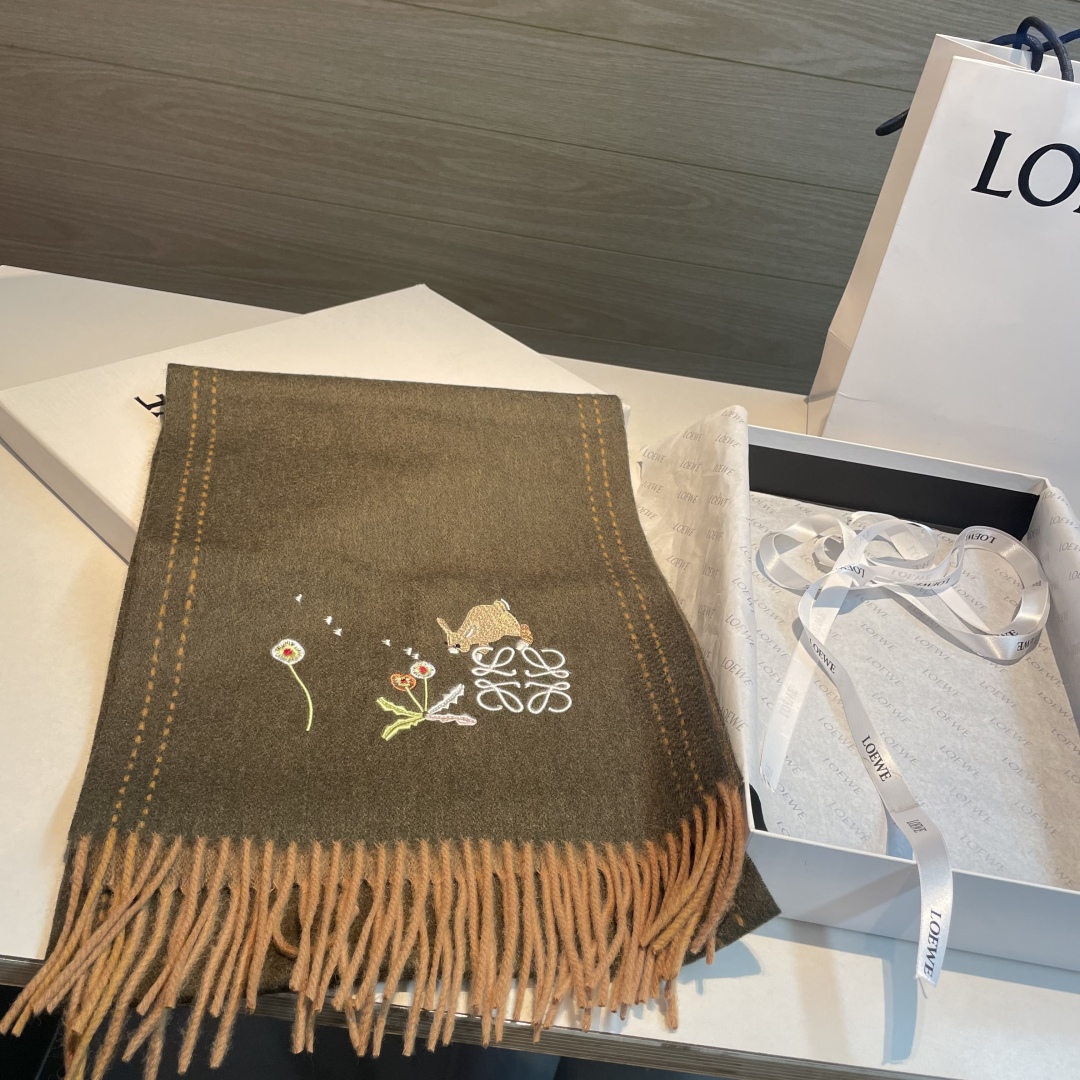 上新！Loewe · 罗意威️新款披肩围巾。难得一见的温柔配色，低调又不失优雅❗️重点推荐❗️loewe