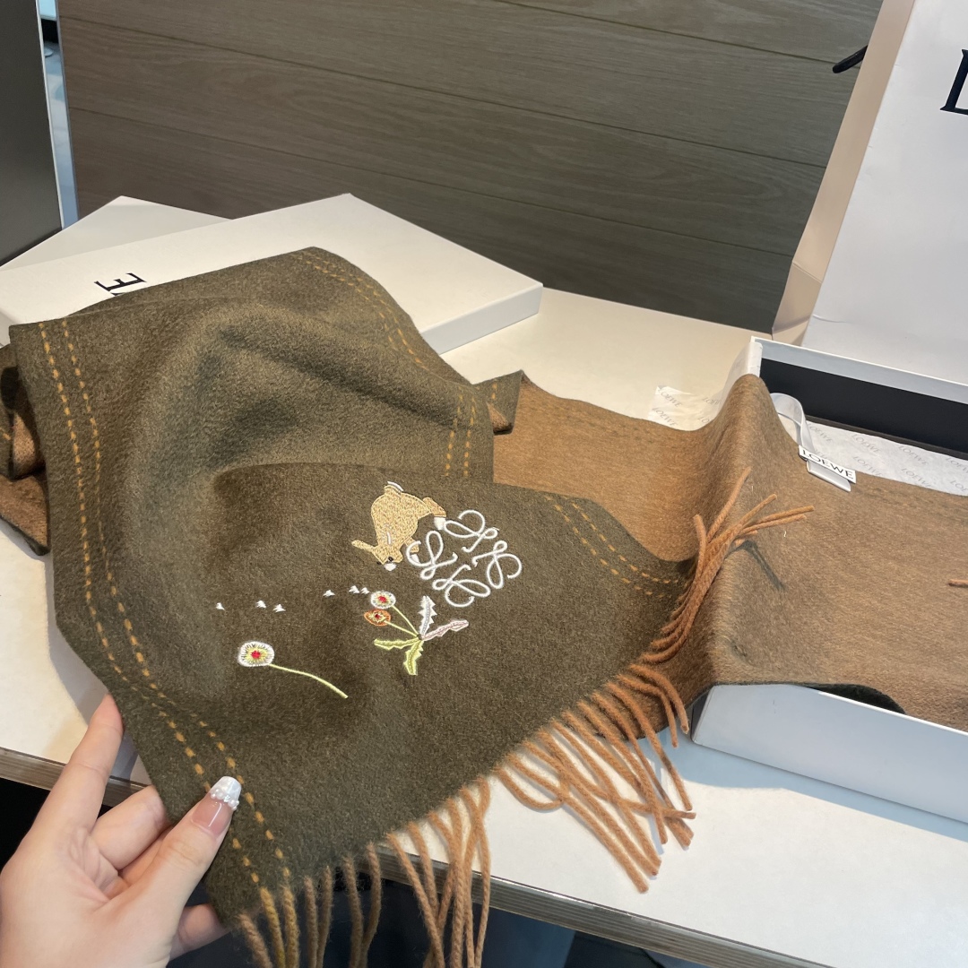 上新！Loewe · 罗意威️新款披肩围巾。难得一见的温柔配色，低调又不失优雅❗️重点推荐❗️loewe