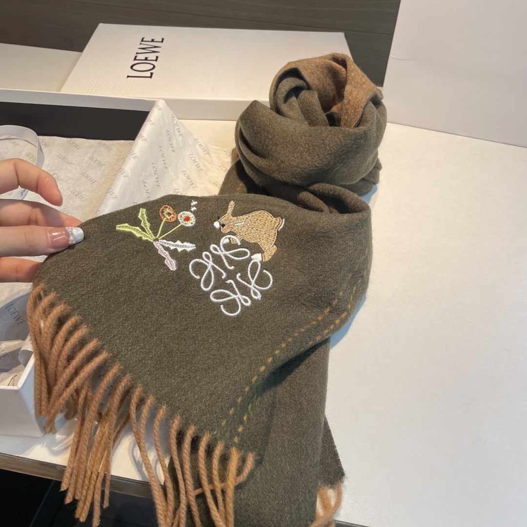 上新！Loewe · 罗意威️新款披肩围巾。难得一见的温柔配色，低调又不失优雅❗️重点推荐❗️loewe