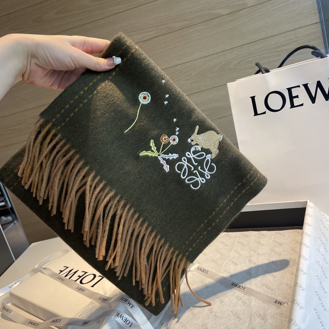 上新！Loewe · 罗意威️新款披肩围巾。难得一见的温柔配色，低调又不失优雅❗️重点推荐❗️loewe