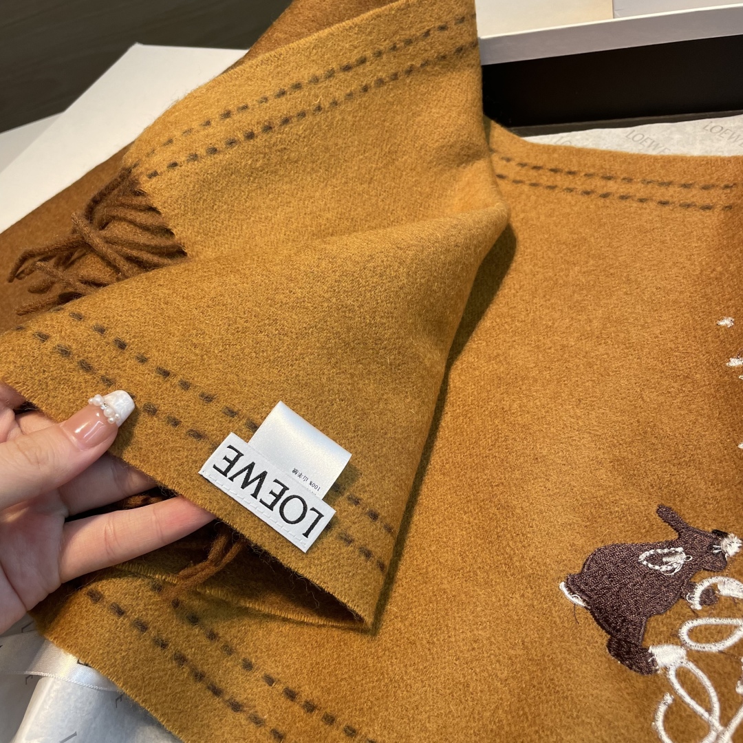 上新！Loewe · 罗意威️新款披肩围巾。难得一见的温柔配色，低调又不失优雅❗️重点推荐❗️loewe