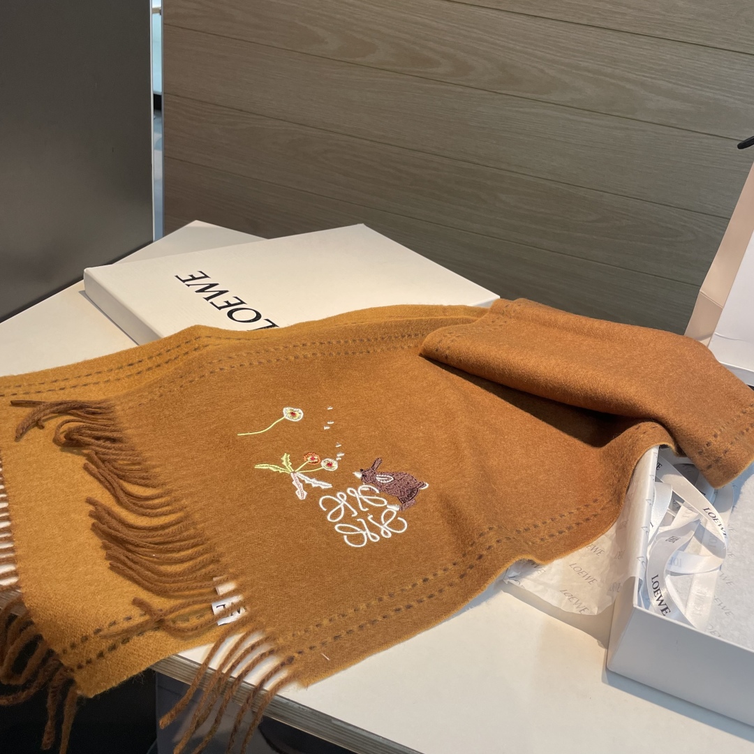 上新！Loewe · 罗意威️新款披肩围巾。难得一见的温柔配色，低调又不失优雅❗️重点推荐❗️loewe