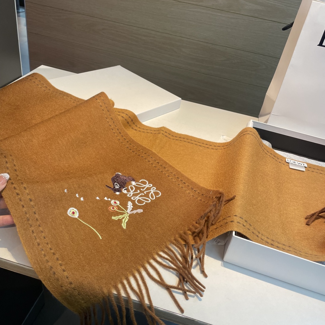 上新！Loewe · 罗意威️新款披肩围巾。难得一见的温柔配色，低调又不失优雅❗️重点推荐❗️loewe