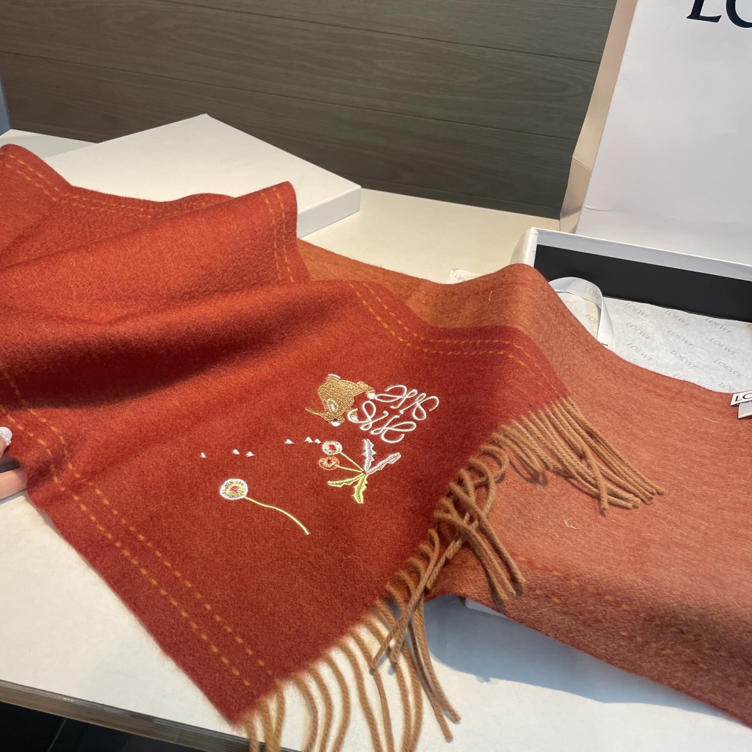 上新！Loewe · 罗意威️新款披肩围巾。难得一见的温柔配色，低调又不失优雅❗️重点推荐❗️loewe