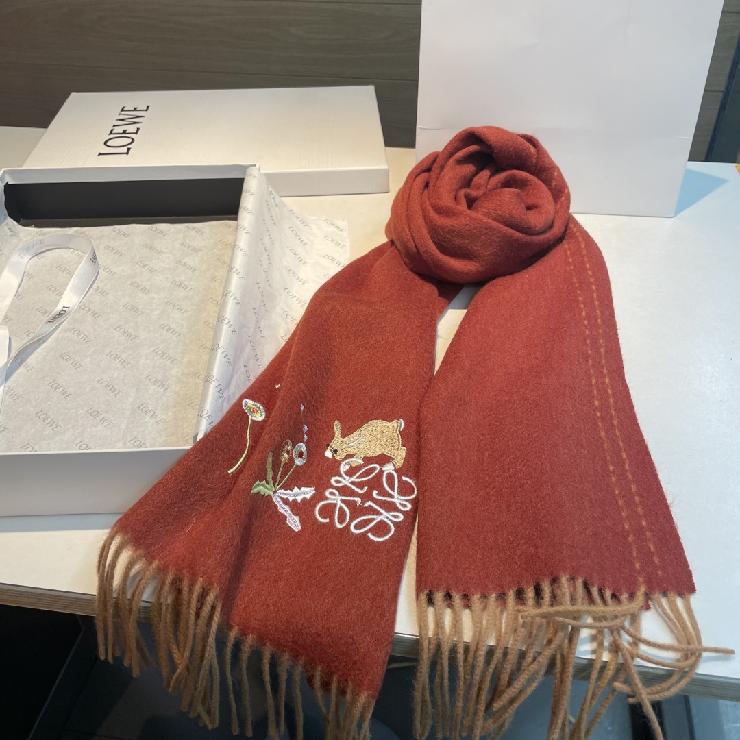 上新！Loewe · 罗意威️新款披肩围巾。难得一见的温柔配色，低调又不失优雅❗️重点推荐❗️loewe