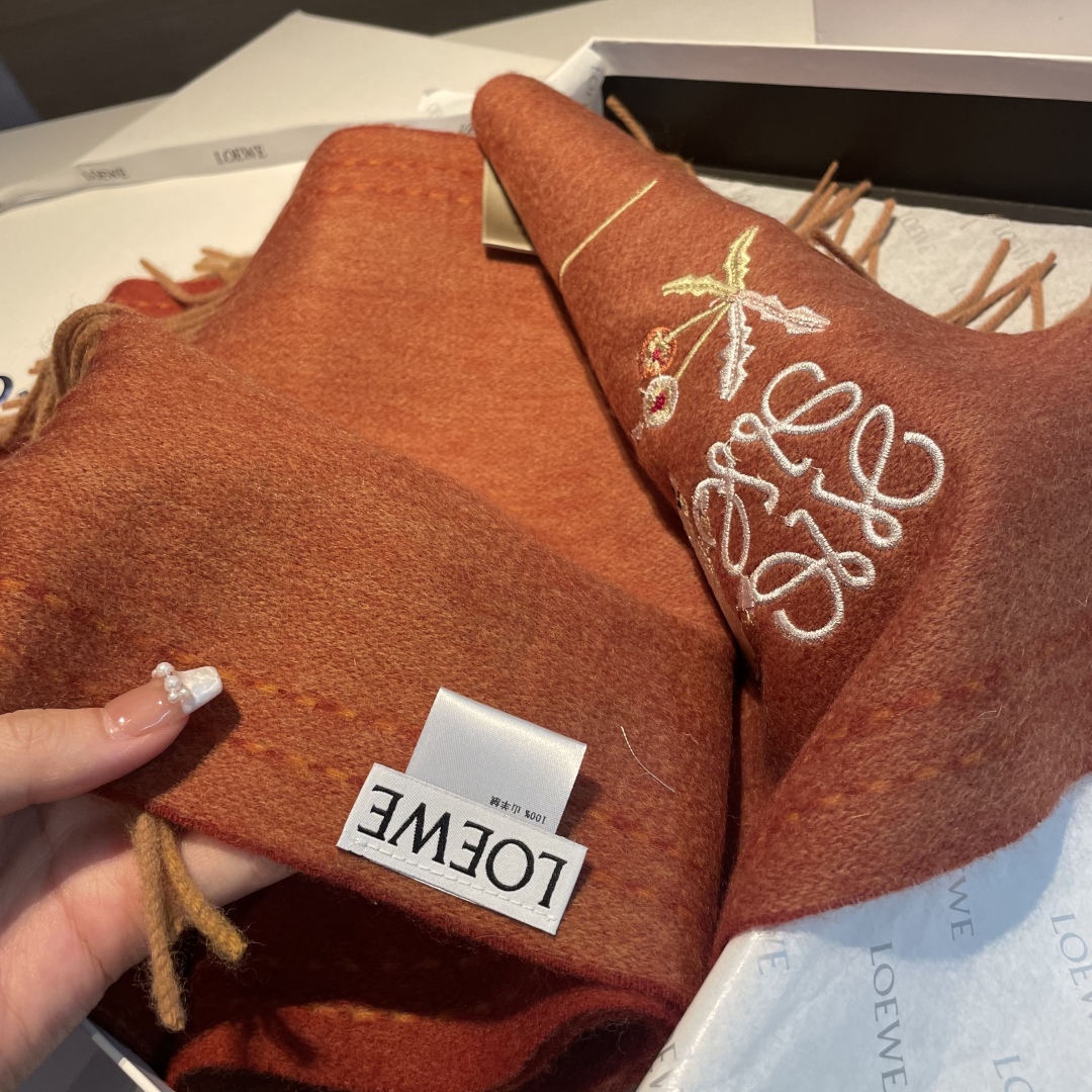 上新！Loewe · 罗意威️新款披肩围巾。难得一见的温柔配色，低调又不失优雅❗️重点推荐❗️loewe