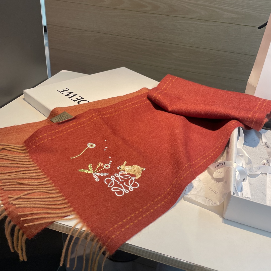 上新！Loewe · 罗意威️新款披肩围巾。难得一见的温柔配色，低调又不失优雅❗️重点推荐❗️loewe