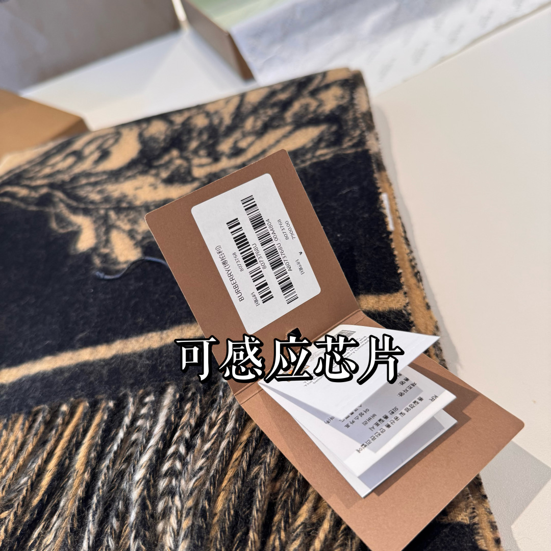 高货版本，朋友工厂订单，余一百百多条，市面最好的战马焦糖，高货，Bur战马骑士双面披肩，各种好看，被誉为