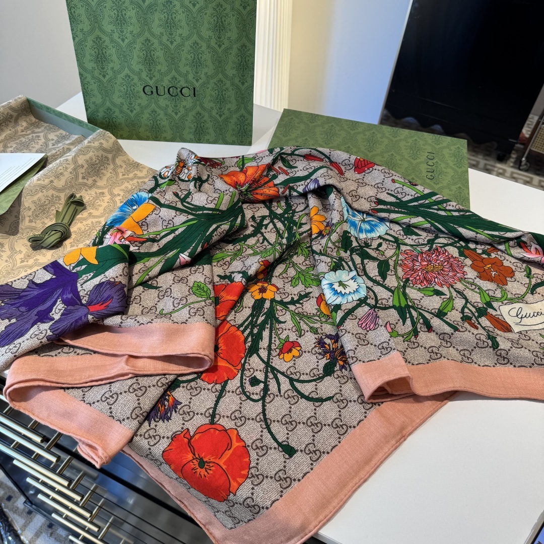 原单古驰140cm丝绒方巾💕 经典Gucci花卉印花以新颖配色和全新风格焕然呈现。在这款方巾之上,它以多
