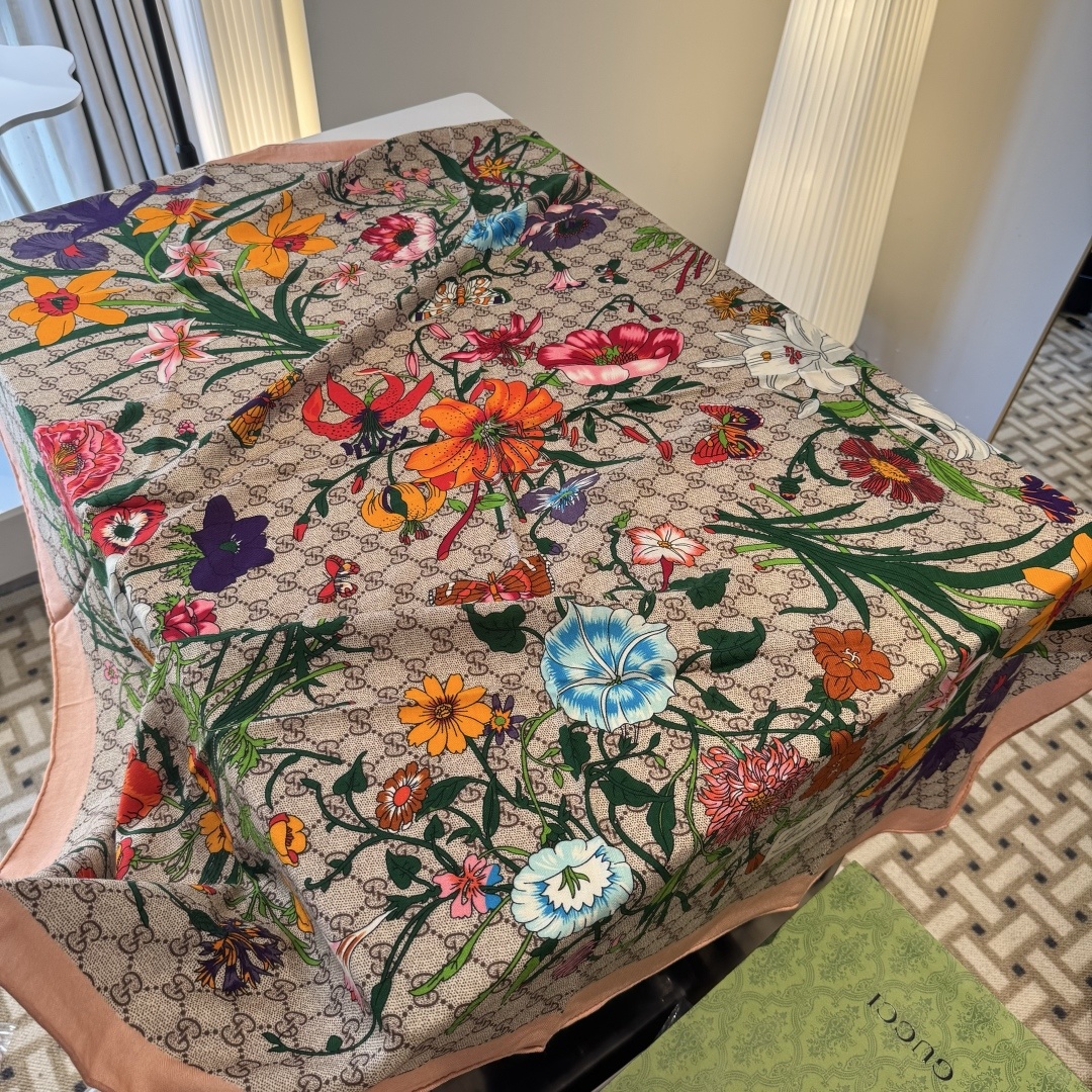 原单古驰140cm丝绒方巾💕 经典Gucci花卉印花以新颖配色和全新风格焕然呈现。在这款方巾之上,它以多