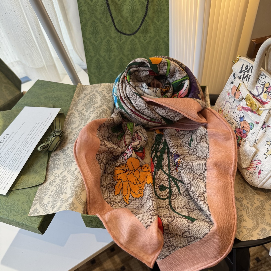 原单古驰140cm丝绒方巾💕 经典Gucci花卉印花以新颖配色和全新风格焕然呈现。在这款方巾之上,它以多