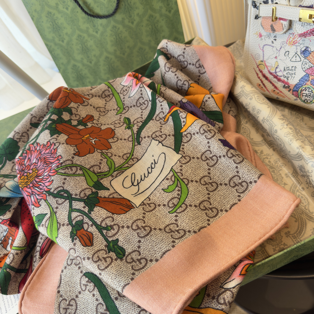 原单古驰140cm丝绒方巾💕 经典Gucci花卉印花以新颖配色和全新风格焕然呈现。在这款方巾之上,它以多