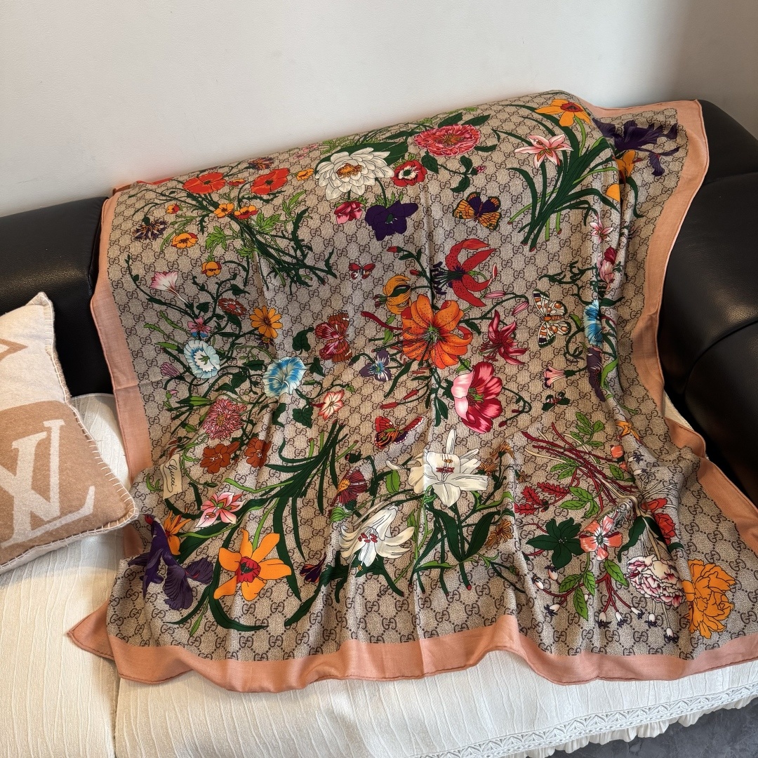 原单古驰140cm丝绒方巾💕 经典Gucci花卉印花以新颖配色和全新风格焕然呈现。在这款方巾之上,它以多