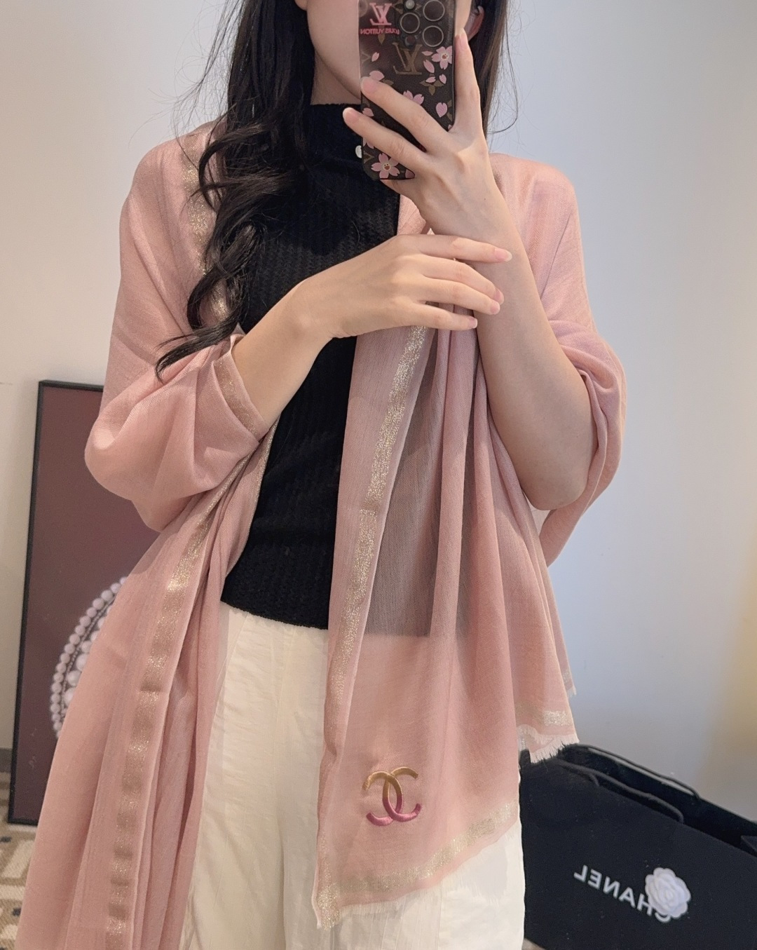 NO:580711,, 2025 Chanel's finest original single [Rose] is a very gentle and beautiful color!  High-end products are presented in a big way. It is the only and unprecedented pure cashmere. It feels so good that it is definitely a hand-smooth one. The technology uses imported 300-count pure cashmere with diamond pattern and colorful edge embellishment, which is very classy and low-key with a little luxury. Size 90*205cm. Imported pure cashmere high version scarf, high version scarf, chanel19860909,2025 年香奈儿极品原单 [玫瑰]非常温柔美丽的配色！高尖端产物重磅呈现 ,绝无仅有 史无前例 纯山羊绒 手感好到爆绝对又是一款手慢无 工艺上采用的是进口300支纯羊绒钻石纹结合彩边点缀,非常显档次,低调中带着小奢华.尺寸90*205cm 进口纯羊绒高版本围巾,高版本围巾,chanel,scarf