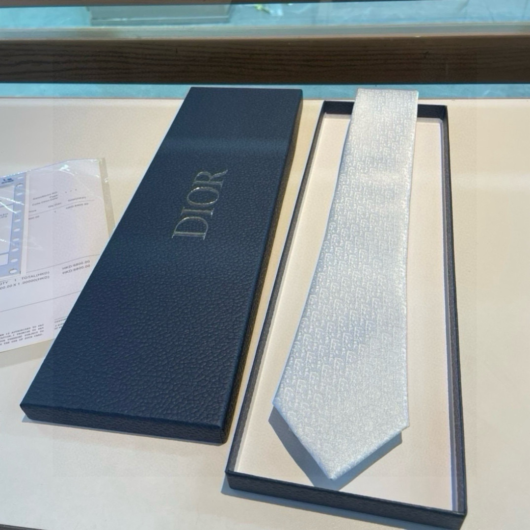 特价P90👏👏Dior家款新领带 👔👔Dior男士CD提领花带 稀有😻😻展现精湛工手与时尚优雅理的想选择，这采款用DO家最经极典具标志性LOGO提制花成的领带，以同色调法手演绎的更显雅风致范。让男士以可充分展示自己个性。100%顶手级工定制‼️